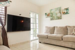 伊莎贝拉Arenales Vacational House的带沙发和平面电视的客厅