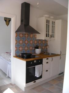 维斯比库鲁托奈特&非斯卡波特别墅度假屋的厨房配有炉灶和水槽