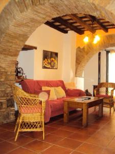 希梅纳德拉夫龙特拉Casa Rural El Zaguán的客厅配有红色的沙发和桌子