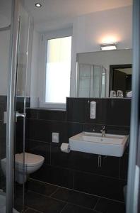 梅舍德冯·科尔夫的休息及休闲酒店的一间带水槽、卫生间和镜子的浴室