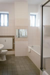 本德汉德尔斯霍夫酒店的带浴缸、卫生间和盥洗盆的浴室
