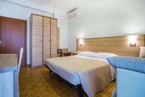 切塞纳蒂科多纳特罗酒店的一间酒店客房,房内配有一张大床
