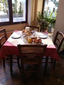 奥杰比奥IL万博乐酒店的一张桌子上放着红色桌布和食物