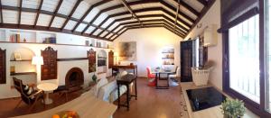 马拉加Quiet House in Malaga的客厅设有带壁炉的大房间