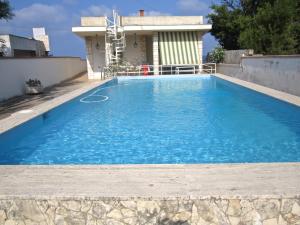 拉卡莱Don Vito的一座大蓝色游泳池,位于房子前