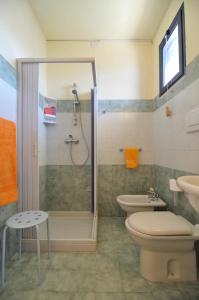托里德欧索奥斯萨伦托公寓的带淋浴、卫生间和盥洗盆的浴室