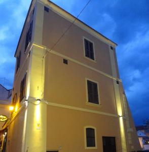 福贾Albergo Ristorante del Cacciatore的白色的建筑,边有灯
