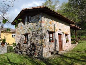 坎加斯-德奥尼斯Casa Rural La Cabaña的前面有轮子的石头房子