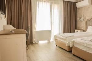 斯维伦格勒Residence Bilyana的酒店客房设有两张床和窗户。