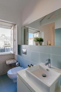 波尔图拉蓝雅斯旅馆的浴室配有白色水槽和卫生间。