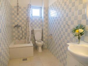 赫瓦尔Hostel Kapa的浴室配有卫生间、盥洗盆和浴缸。