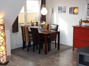 霍瓦赫特Kranichnest的一间带木桌和椅子的用餐室