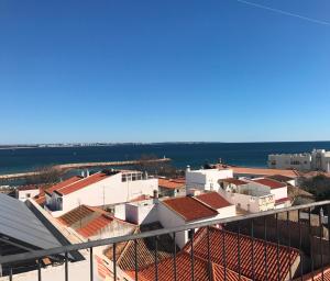 拉戈斯HENRI'S APARTMENTS - Pateo de Santo António的建筑屋顶和海洋的景色