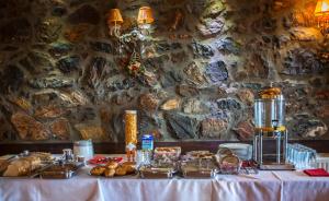 帕雷斯阿吉萨那Guesthouse Toitos的一张桌子,上面有白色的桌布,上面有食物