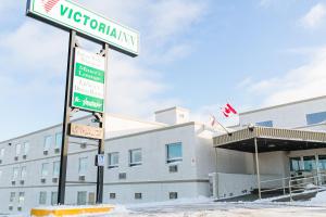 弗林弗隆Victoria Inn Flin Flon的建筑物前的街道标志