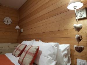 布兰兹佩德雷蒂酒店的一间卧室设有木墙和一张带两个枕头的床