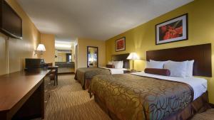圆石城Days Inn by Wyndham Round Rock的酒店客房设有两张床和电视。