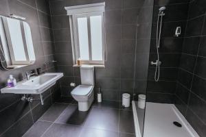 梅利哈Ghand in-Nanna B&B的浴室配有卫生间、盥洗盆和淋浴。