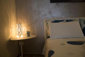 滨海波利尼亚诺Welcome Dimora的一间卧室,配有一张床和床头灯