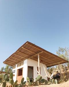 洛斯桑托斯Hostal Juan Palitos的顶部有遮阳篷的小房子