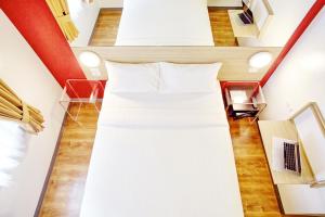 马尼拉Red Planet Manila Aseana City的阁楼小客房 - 带一张床