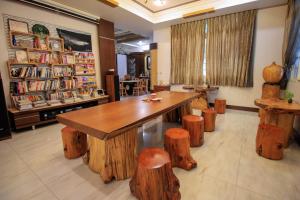 罗东镇绿大地民宿的客房设有木桌和一些木柴