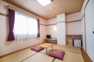 函馆函馆全员入住酒店的客房配有桌子和2个粉红色枕头