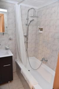 萨法德采法特酒店的带淋浴、浴缸和盥洗盆的浴室