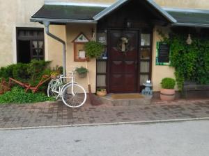 Hrvatski Leskovac克里特欣克斯住宿加早餐旅馆的停在房子前面的自行车