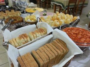 佩尼亚Hotel Praia Grande的填满不同种类面包和其他食物的桌子