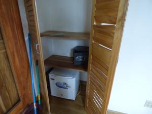 博卡斯德尔托罗Casa Basti-Hill的带洗衣机和烘干机的衣柜