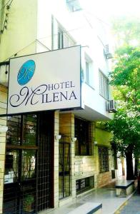 门多萨Hotel Milena的商店前有标志的建筑物