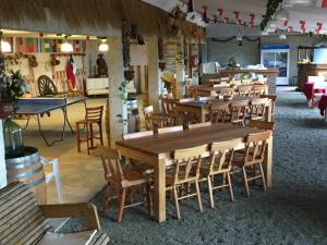 拉古纳贝尔德恩卡萨德帕特里夏酒店的一间设有木桌和椅子的餐厅