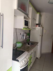 Excelente apartamento de 02 quartos no Privê das Thermas II em Caldas Novas的厨房或小厨房