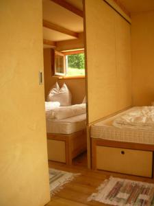 ObernussdorfRifugio Bernhard的小房间设有两张床和窗户