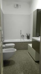 阿科Appartamento caneve的浴室配有卫生间、盥洗盆和浴缸。