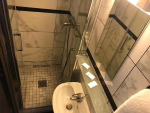 枫丹酒店的一间浴室