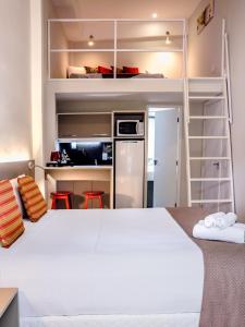 里约热内卢伊帕内玛殷乔伊公寓式酒店的小房间设有床和厨房