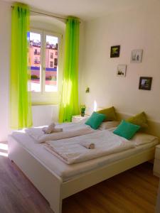 博尔扎诺Iceman Room's Central的一间卧室配有一张带绿色窗帘的大床