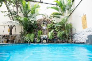 利马Suites Inkari的一座大楼前带瀑布的游泳池