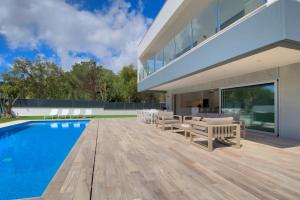 卡莱利亚德帕拉弗鲁赫尔Modern Villa Olivera with Private Pool的一座带游泳池的房子的图象