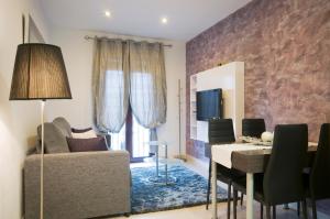 巴塞罗那Aparthotel Rambla108的客厅配有沙发和桌子