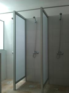 蒙得维的亚蒙得维的亚史克旅馆的浴室设有2扇玻璃淋浴间门,