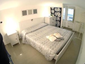 塔兰托Suite del Borgo的一间卧室配有一张带黑白色棉被的床
