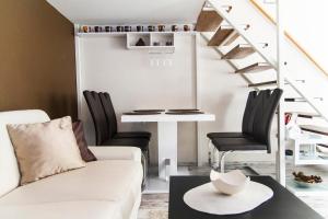 布达佩斯德宾斯基R＆R公寓的客厅配有沙发和两把椅子