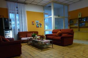 基亚文纳Ostello Al Deserto的客厅配有两把椅子和一张茶几