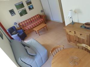 奥吕莱班Aulus-les-Bains的客厅配有沙发和桌子