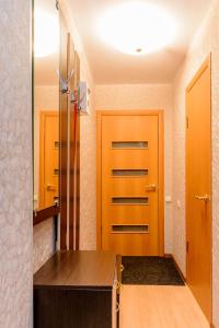 沃尔库塔Apartment TwoPillows on Lomonosova 9的厨房配有橙色橱柜和冰箱