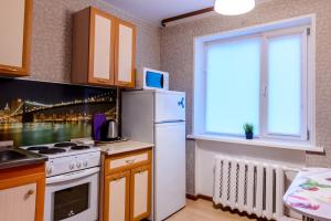 沃尔库塔Apartment TwoPillows on Lomonosova 9的厨房配有白色冰箱和窗户。