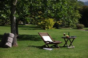 卡韦松·德·拉·萨尔亚丁卡雷耶酒店的树旁草上的长凳和桌子